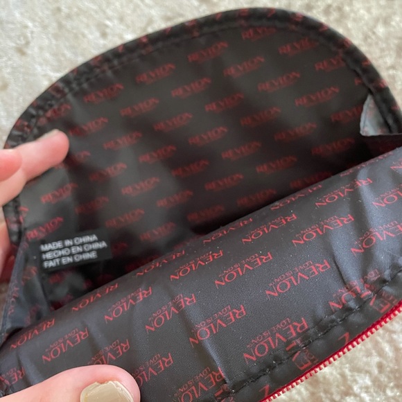 Revlon shiny red makeup bag - Picture 2 of 4